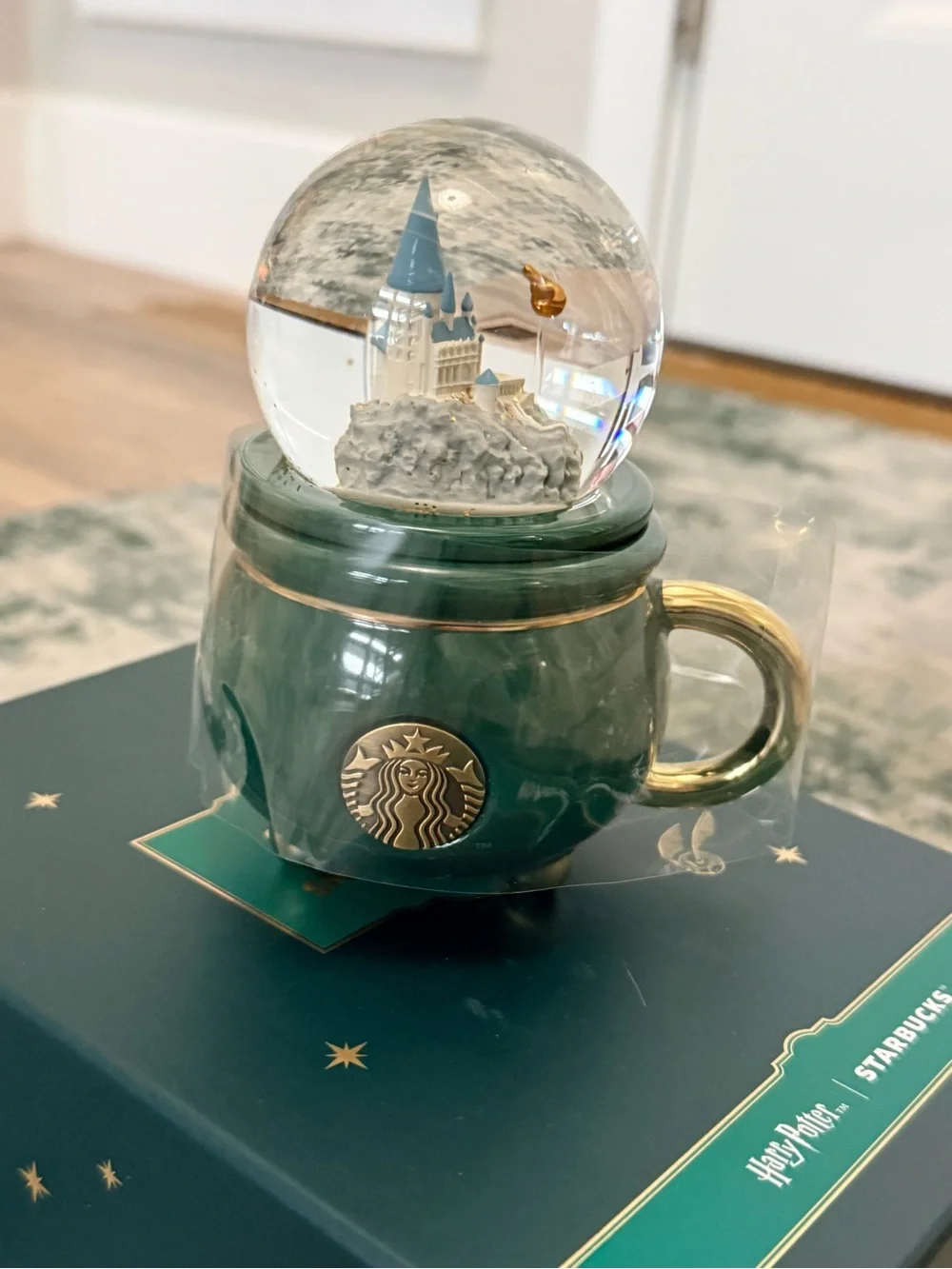 Starbucks x Harry Potter HogwartsDark Green and Gold Mini Mug & Snow Globe Sets